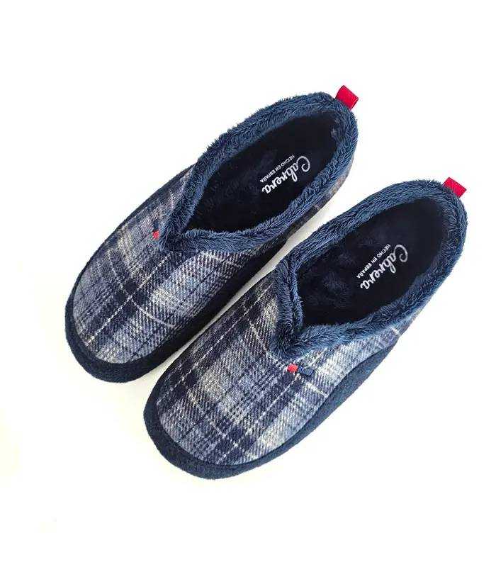 Vista superior de zapatillas de casa de hombre Cabrera azul marino con tejido de cuadros y forro interior suave para invierno