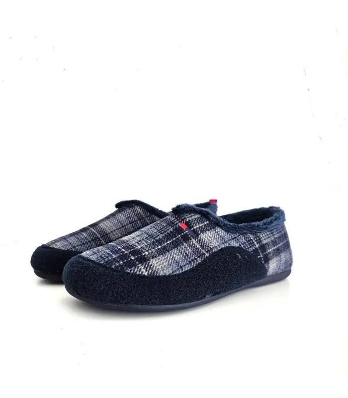 Vista lateral de zapatillas de casa cerradas para hombre Cabrera con diseño de cuadros azules y piso antideslizante