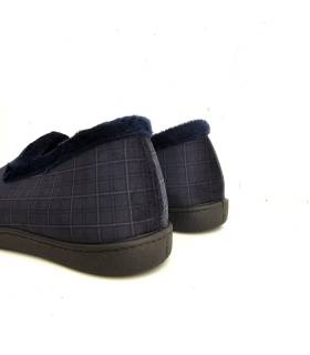 Vista trasera de zapatillas de casa Plumaflex fabricadas en España con diseño cerrado