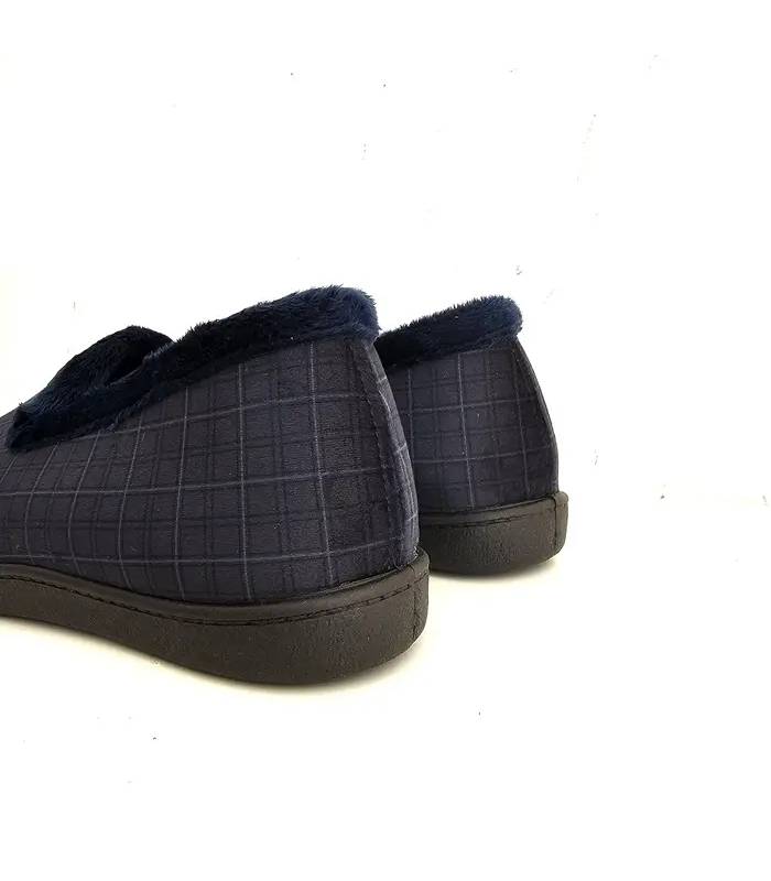 Vista trasera de zapatillas de casa Plumaflex fabricadas en España con diseño cerrado