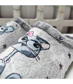 Detalle del tejido gris ultrasuave y dibujo de gatita en zapatillas Plumaflex para mujer