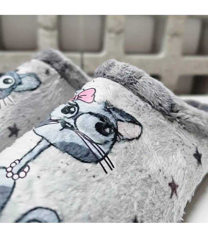 Detalle del tejido gris ultrasuave y dibujo de gatita en zapatillas Plumaflex para mujer