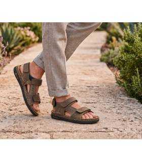 hombre posando con las sandalias de piel marrones comodas de Luisetti puestas