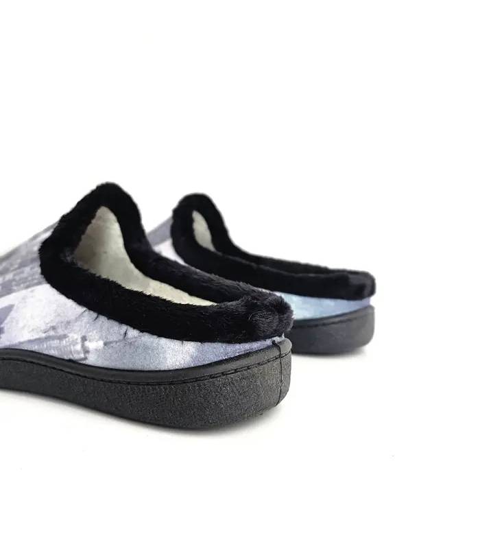 Vista trasera de zapatillas hombre Chaplin con talón abierto, ribete negro e interior de pelo suave