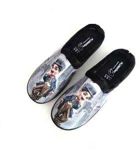 Vista superior de zapatillas Plumaflex descalzas con estampado de Charlot y plantillas negras