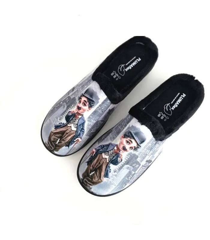 Vista superior de zapatillas Plumaflex descalzas con estampado de Charlot y plantillas negras