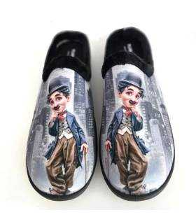 Detalle frontal del estampado de Charlot en zapatillas de casa Plumaflex para hombre