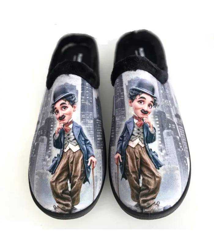 Detalle frontal del estampado de Charlot en zapatillas de casa Plumaflex para hombre