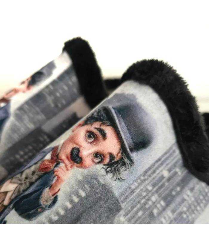 Primer plano del dibujo inspirado en Charles Chaplin sobre tejido gris de zapatillas Plumaflex