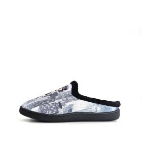 Perfil exterior de zapatilla hombre Plumaflex con fondo urbano, talón abierto y piso negro flexible
