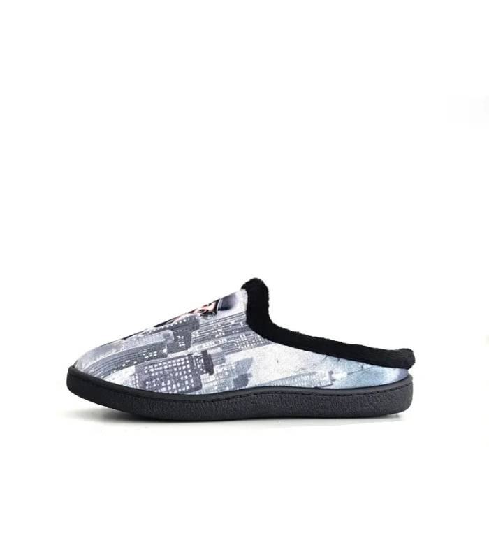 Perfil exterior de zapatilla hombre Plumaflex con fondo urbano, talón abierto y piso negro flexible