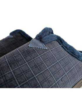 Detalle del tejido suave de cuadros y ribete de pelo en zapatillas Plumaflex para hombre