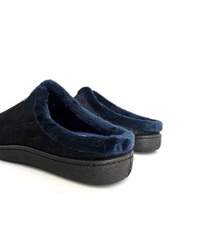 Vista trasera de zapatillas descalzas de hombre con ribete de pelo suave azul marino