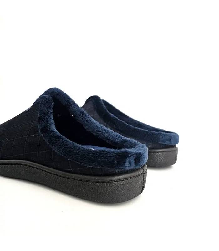 Vista trasera de zapatillas descalzas de hombre con ribete de pelo suave azul marino