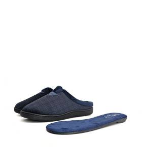 Zapatillas hombre invierno azul marino con plantilla extraíble mostrada fuera del calzado