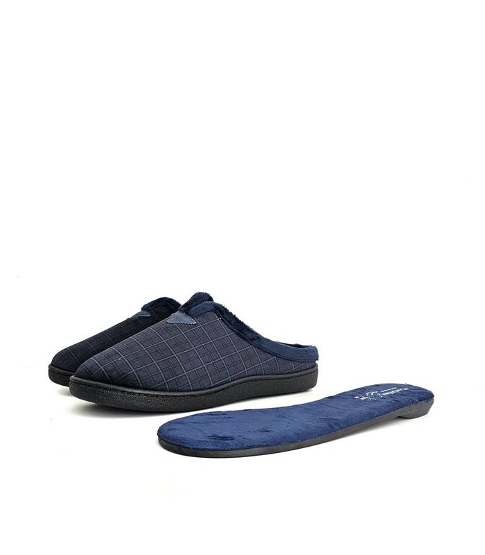Zapatillas hombre invierno azul marino con plantilla extraíble mostrada fuera del calzado