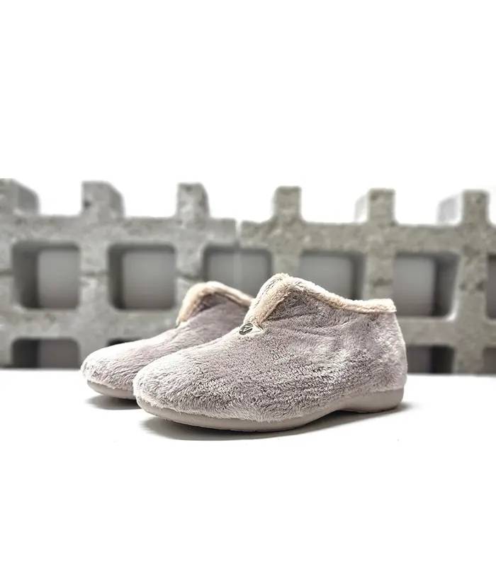 Zapatillas bota Cabrera para mujer en pelo beige suave con caña baja y suela flexible