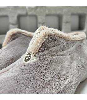 Detalle del tejido afelpado, ribete claro y adorno metálico en zapatillas Cabrera de mujer