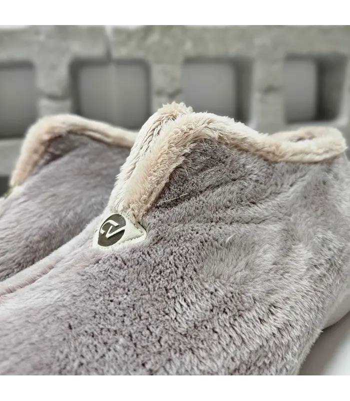 Detalle del tejido afelpado, ribete claro y adorno metálico en zapatillas Cabrera de mujer