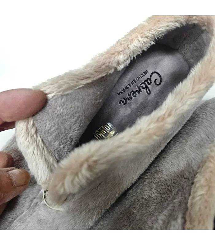 Detalle interior de zapatilla Cabrera mujer con forro cálido y tejido suave beige