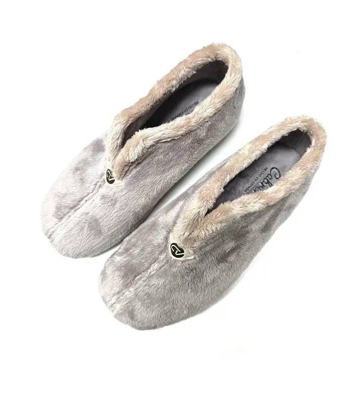 Vista superior de zapatillas de casa tipo bota Cabrera con abertura delantera en V