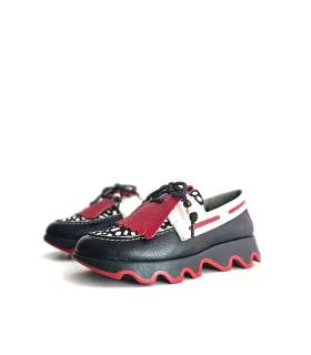 Perfil de mocasín náutico Nival mujer en piel negra, roja y cruda con plataforma ondulada modelo Nautico
