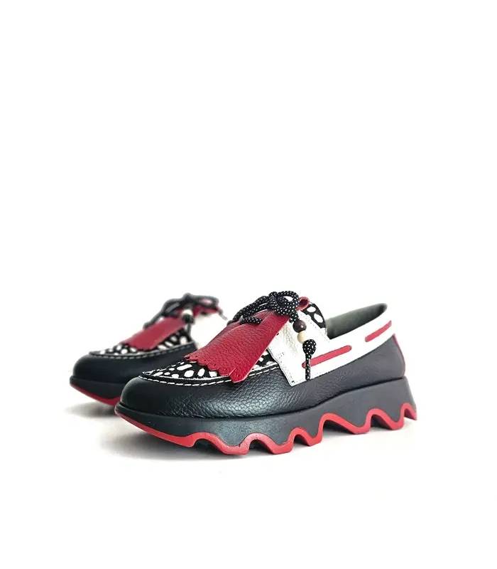 Perfil de mocasín náutico Nival mujer en piel negra, roja y cruda con plataforma ondulada modelo Nautico