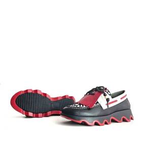 Mocasín Nival mujer mostrando piso de goma negro con borde ondulado rojo