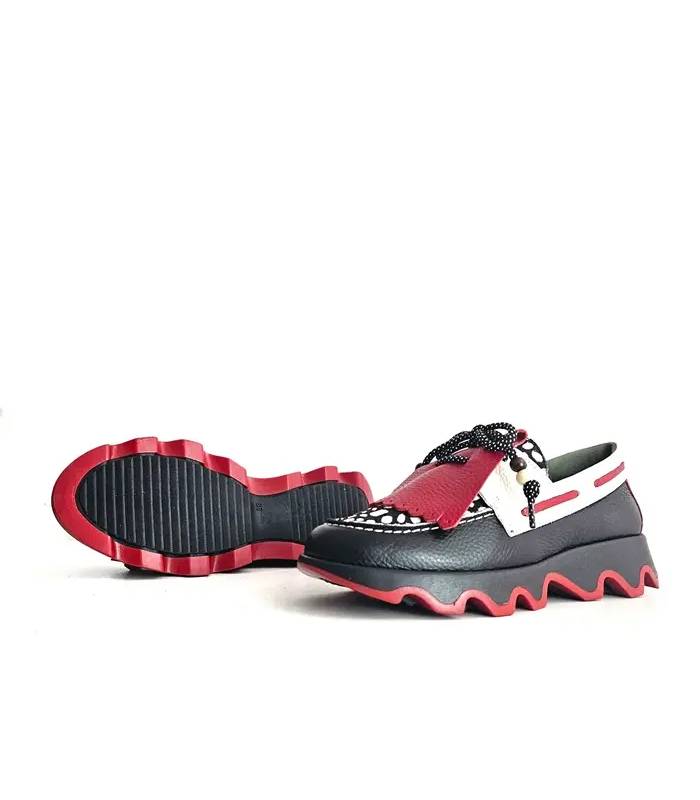 Mocasín Nival mujer mostrando piso de goma negro con borde ondulado rojo