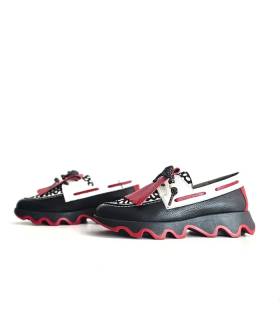 Pareja de mocasines Nival mujer con flecos rojos, piel estampada y cordones decorativos