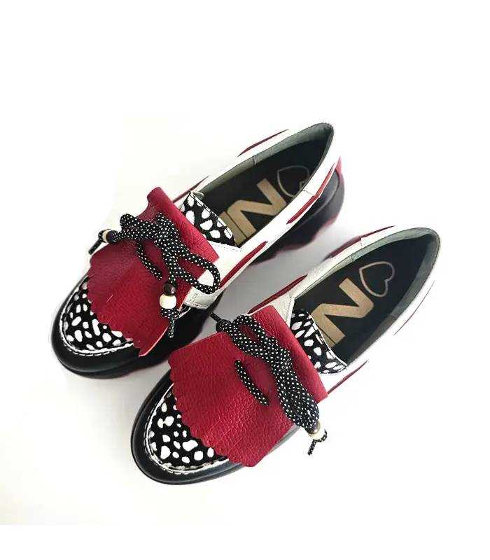 Vista superior de mocasines mujer Nival con piel estampada, flecos rojos y piezas crudas