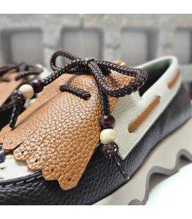 Detalle de pala camel, cordones con cuentas y piel cruda en mocasín Nival