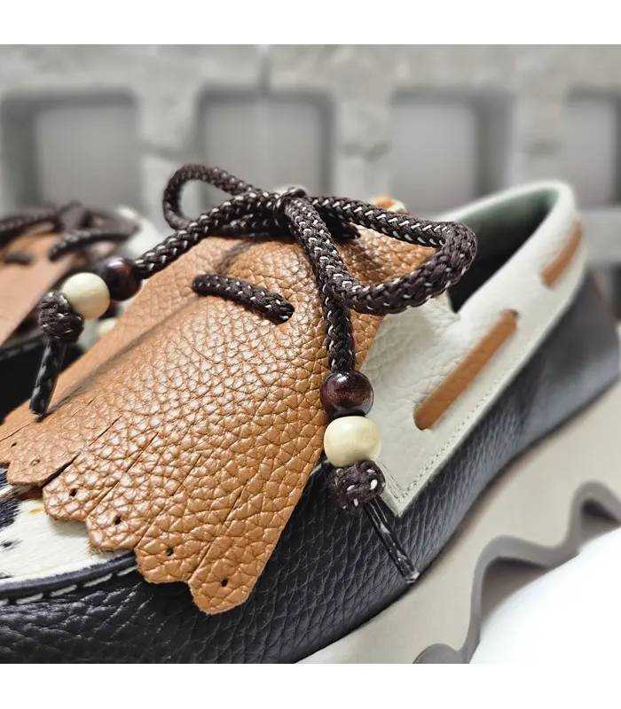 Detalle de pala camel, cordones con cuentas y piel cruda en mocasín Nival