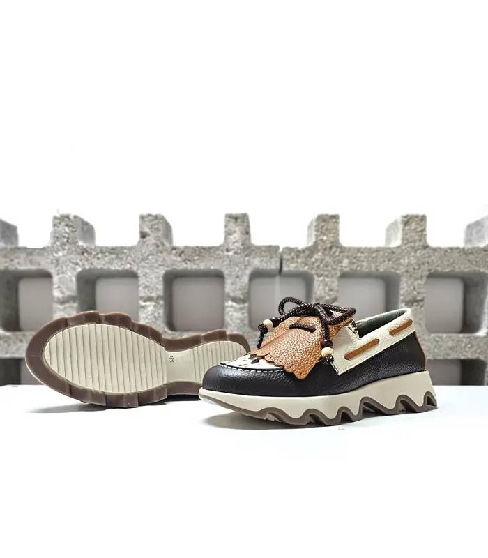 Mocasín Nival mujer mostrando suela de goma con relieve y plataforma ondulada