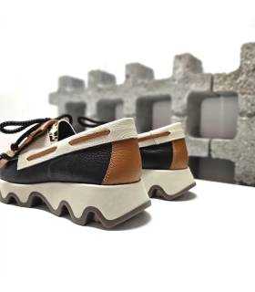 Vista trasera de mocasines Nival en piel negra, cruda y camel con plataforma