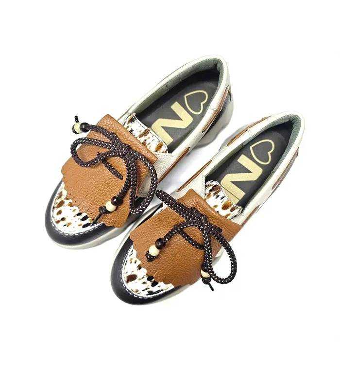 Vista superior de mocasines Nival mujer en piel negra, camel y cruda con flecos