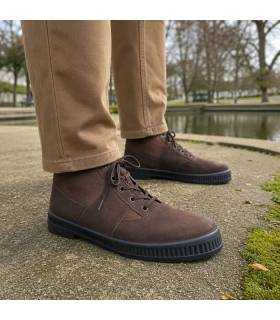 Botas hombre Mafer de lona y serraje marrón puestas con pantalón beige en entorno exterior