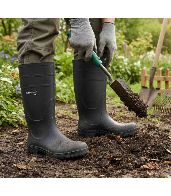 Botas agua negras univesal de Dunlop de hombre puestas en el jardin