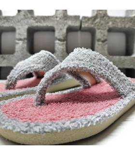 Detalle de tiras acolchadas de rizo gris y plantilla rosa en zapatillas Cabrera mujer