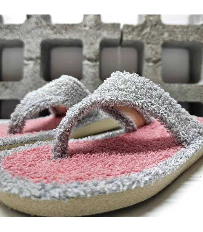 Detalle de tiras acolchadas de rizo gris y plantilla rosa en zapatillas Cabrera mujer