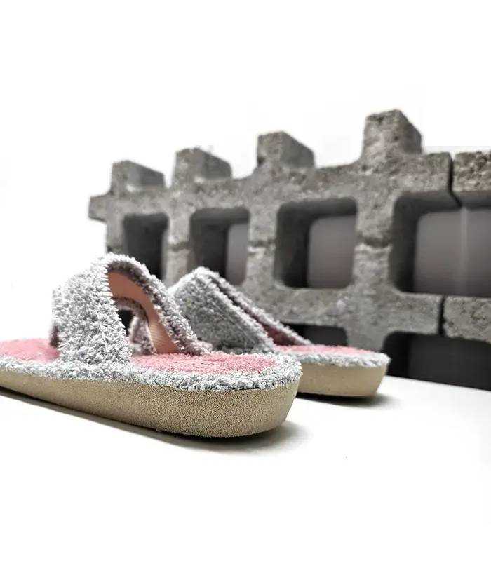 Vista trasera de zapatillas esclava para mujer con tejido rosa, ribete gris y piso silencioso