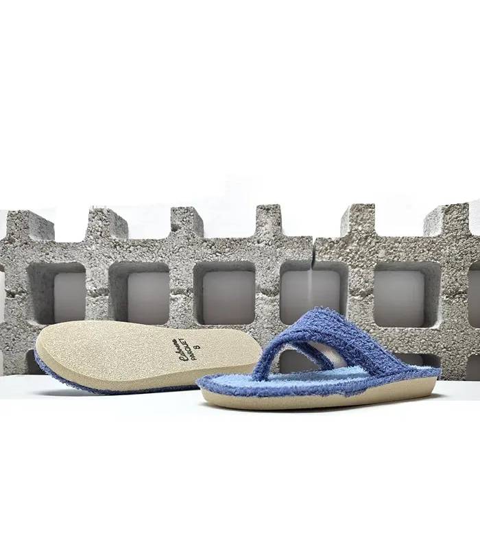Zapatillas mujer Cabrera mostrando piso ultraligero especial para parquet y diseño abierto de dedo