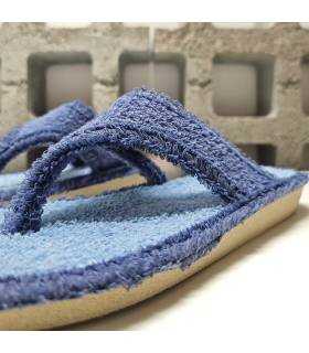 Detalle de tiras y separador de rizo suave azul en zapatillas de verano Cabrera