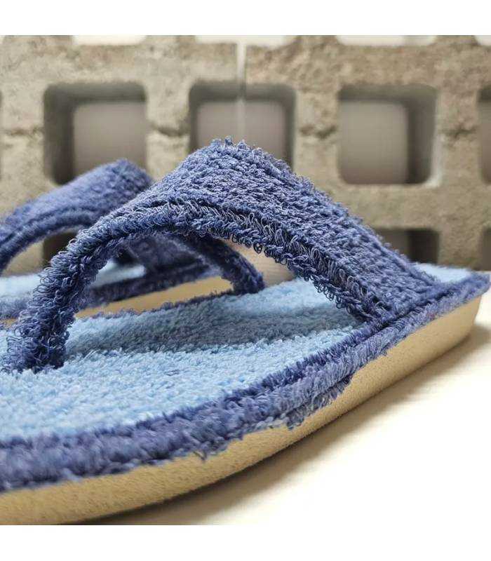 Detalle de tiras y separador de rizo suave azul en zapatillas de verano Cabrera