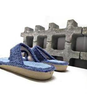Vista trasera de zapatillas esclava mujer con rizo azul y suela ligera de perfil bajo