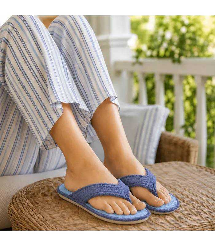 mujer posando con las zapatillas esclava frescas azules puestas de Cabrera