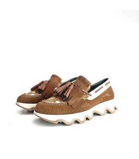 Perfil de mocasines Nival Cintia para mujer en piel camel, cruda y animal print con suela ondulada