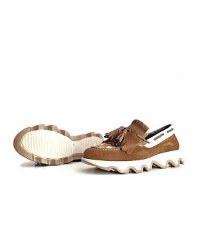 Mocasines Nival Cintia camel mostrando plantilla extraíble y plataforma bicolor con ondas