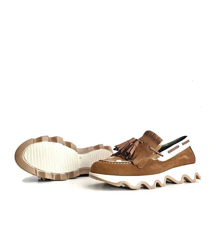 Mocasines Nival Cintia camel mostrando plantilla extraíble y plataforma bicolor con ondas