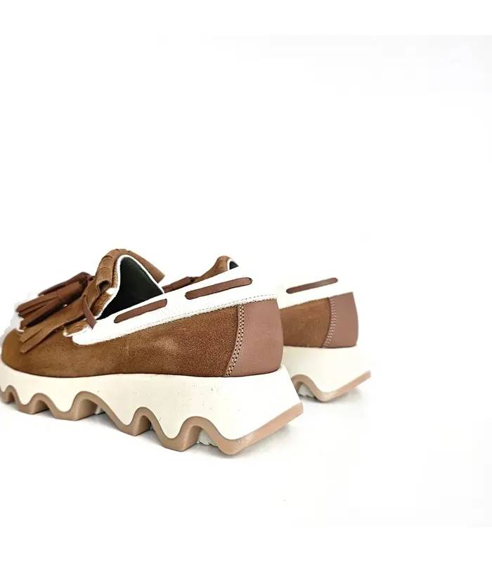 Vista trasera de mocasines mujer Nival con talón camel, pieza cruda y plataforma de ondas